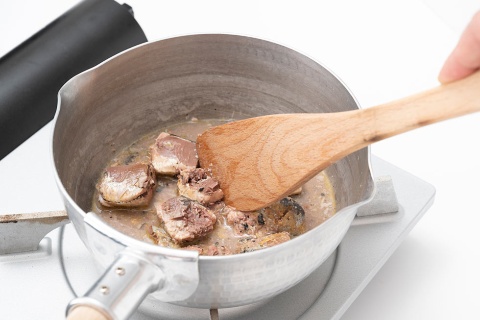 水煮缶のイワシは炒める必要は無い。鍋に入れて、骨に沿って1片を2~3等分の大きさにほぐす