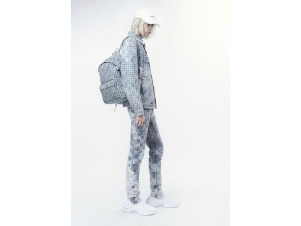 ジバンシィ、ニット素材だけで作ったメンズスニーカーを発売