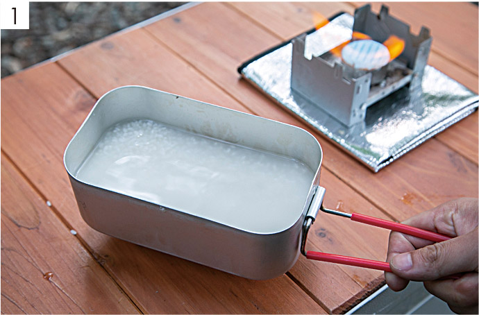 【1】米と水をメスティンに入れて30分ほど置く