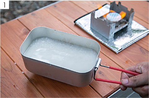 【1】米と水をメスティンに入れて30分ほど置く