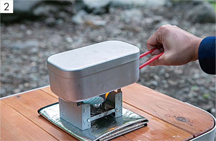 【2】25グラムの固形燃料を使って加熱。約20分で完全に燃焼するので、炊飯時間分にちょうどいい。加熱し過ぎを気にせず放置しておける