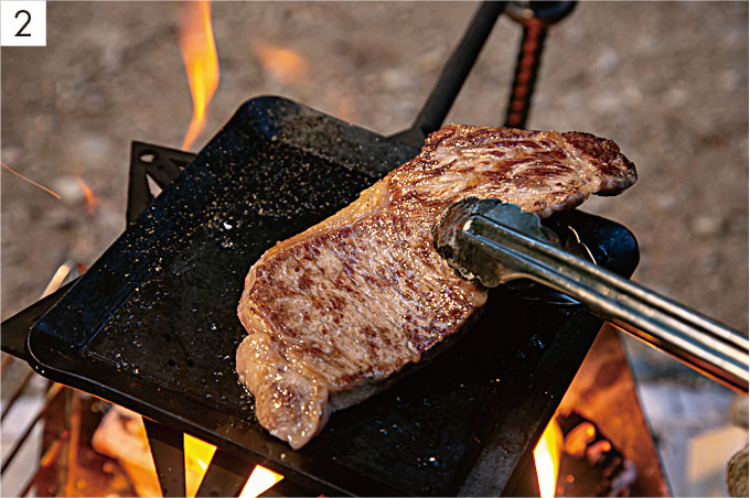 【2】たき火は火力の調整がしづらいが、ひっくり返すときれいな焼き目が付いていた