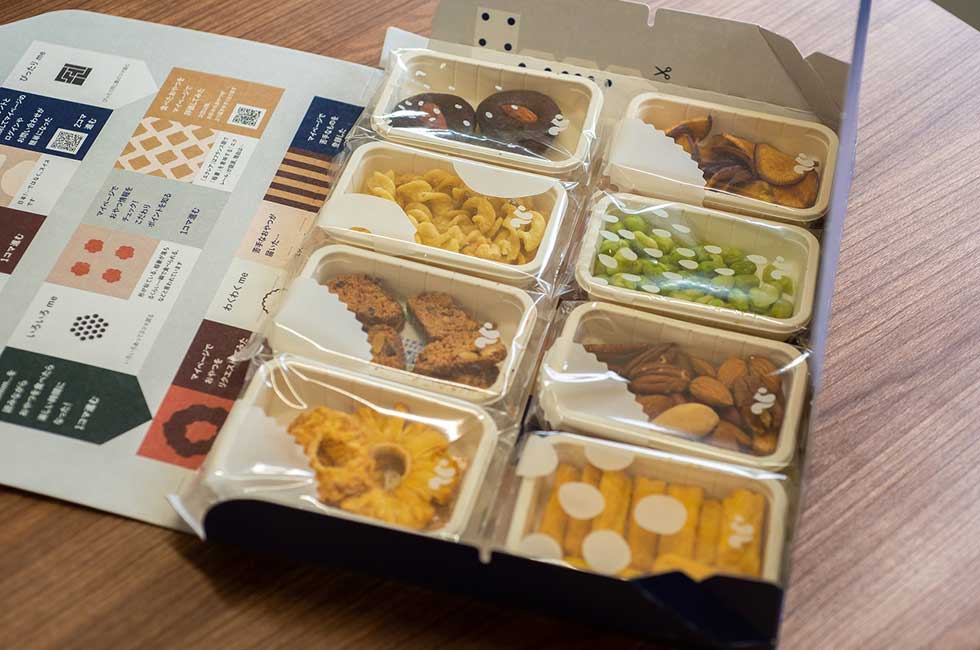 スナックミーからはオリジナルの箱に入って8種類のおやつが届く（写真／工藤朋子）