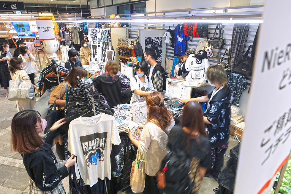 2021年6月、渋谷モディへ移転オープンした「SHIBUYA BASE」。ネットショップ作成サービスのBASEで高い人気を誇るアパレルブランド「NieR CLOTHING（ニーア クロージング）」が出店。連日、にぎわいを見せている