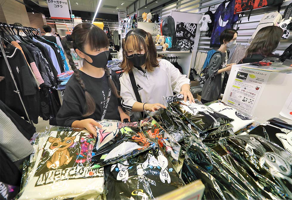 NieR CLOTHINGは、起業から1年で月商1億円を突破した人気ショップ。今回、オリジナルデザインのエポスカード「NieR CLOTHINGエポスカード」の発行も始まった