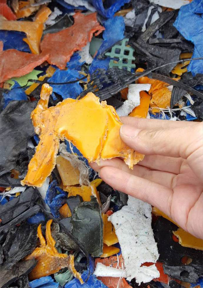 年800万～1200万トンものプラスチックがごみとして海へ放出されているという