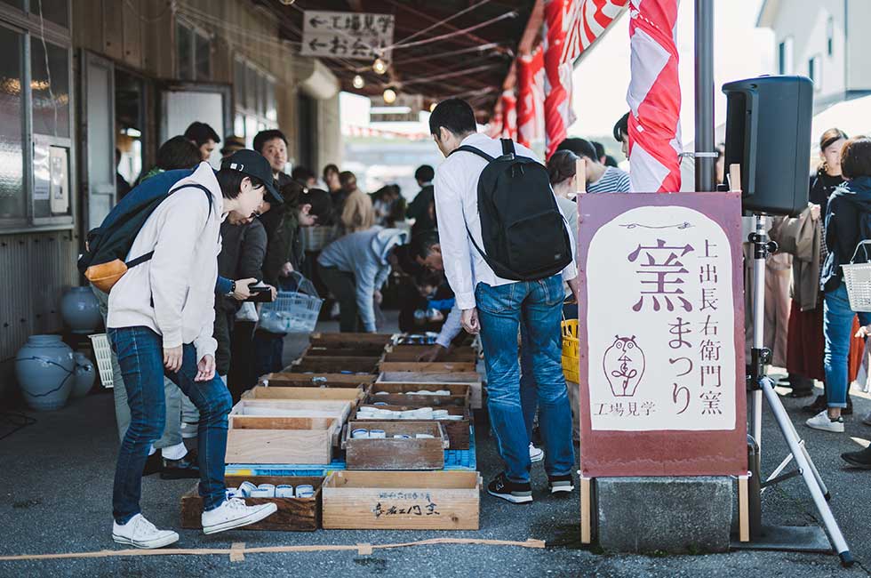コロナ禍以前は、伝統工芸の工房を見学・体験できるイベントが各地で行われ、人気を集めていた。人の移動が制限され、大規模イベントが困難になる中、オンライン化を目指す動きも増えている。写真は、コロナ禍前に行われた九谷焼の窯元である上出長右衛門窯（かみでちょうえもんがま、石川県能美市）の窯の開放イベントの様子（写真提供／上出長右衛門窯）