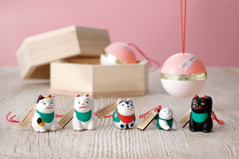 丸いカプセルに御所人形のチャームを入れて販売する「縁起物チャーム」（各2530円）。京都にある3店舗で販売