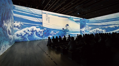 縦7メートル、横45メートルの3面ワイドスクリーンで巨大映像を体感