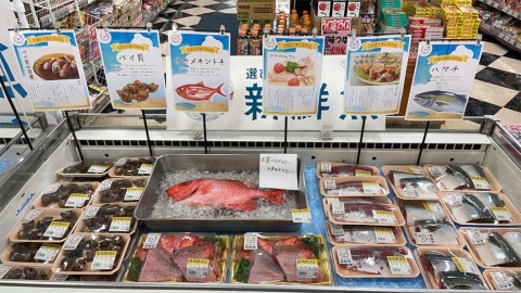 愛知県のあるスーパーはUUUOで仕入れた魚にシールを貼って、鮮度をアピールして販売している