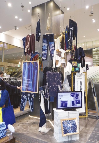 リニューアルオープン後の「MUJI新宿」の店内。一度販売した商品を染め直し、新たな価値を持つ商品に再生させた「ReMUJI」と呼ぶ商品の売り場としては無印良品で最大。新宿エリアに近い文化服装学院の学生による「再生」をテーマにしたインスタレーションも展示していた
