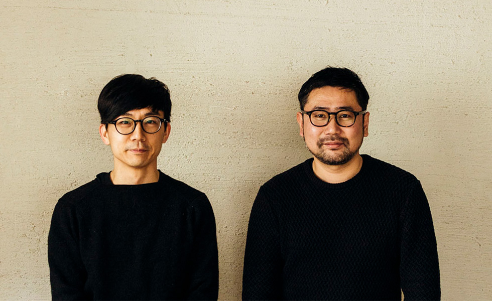 TENTは2011年に青木亮作氏と治田将之氏の2人によって結成されたクリエイティブユニット。青木亮作氏（左）はオリンパスイメージング、ソニーにて録音機器やカメラ、PCおよび周辺機器のプロダクトデザインをはじめ商品戦略や企画を行う。治田将之（右）はデザイン事務所、生活雑貨メーカー勤務を経て、フリーランスとして家電機器、インテリア用品を中心にプロダクト、パッケージ、カタログまで多岐にわたるデザインを手がける