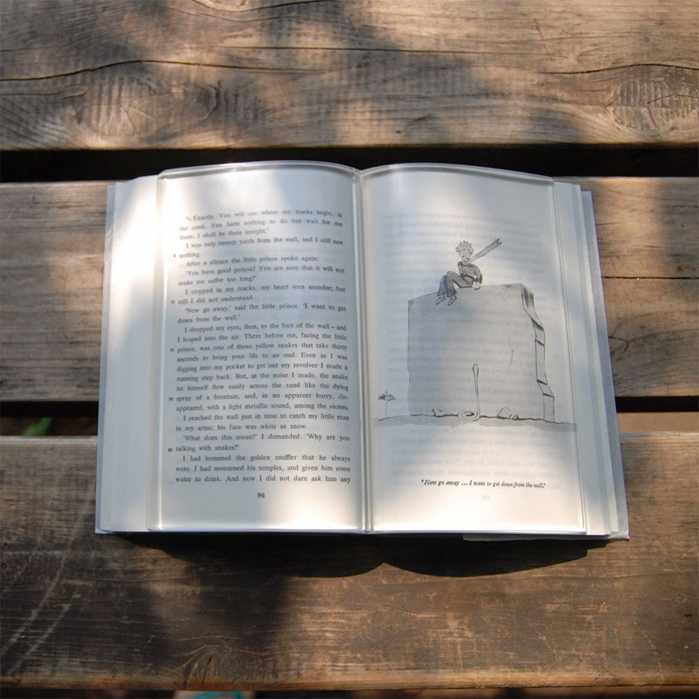 「BOOK on BOOK」は本のページを開いたままにできるアクリル製の“透明な本”。好きなページに乗せるとアクリル越しに本の内容を読むこともできる