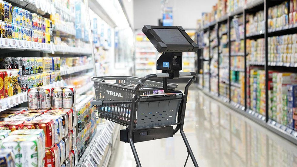 トライアルホールディングスは、タブレット端末を組み合わせたカートに広告を配信する実験に取り組んでいる