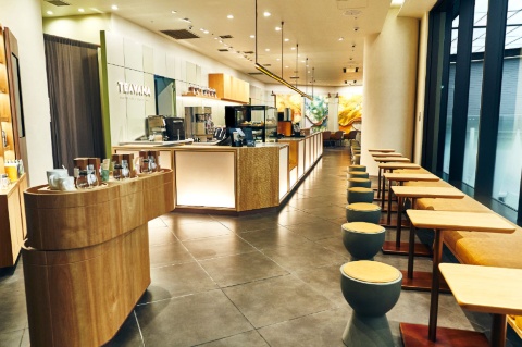 スターバックスのキラリナ京王吉祥寺店がリニューアルし、ティー(茶類)をメインにした店舗に。「グリーンティー」をコンセプトにした華やかな雰囲気