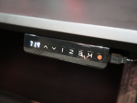 「UPPSPEL（ウップスペル） ゲーム用デスク（電動昇降機能付き）」のコントロールユニット。1～4のボタンに好みの高さをプリセットできる。左には高さを数字で表わすディスプレーを装備