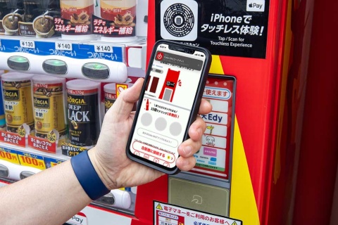 自販機でキャッシュレスで飲料が買える日本コカ・コーラの「Coke ON Pay」。アップルが開発したシール「App Clip」が貼られ、専用アプリ不要で注文できるようになった