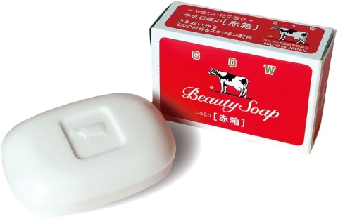 「カウブランド赤箱」。90グラムで100円(税別)。バラ調の香りと乳脂やスクワラン配合が特徴。しっとり洗い上げる肌当たりの良さが洗顔にも好評