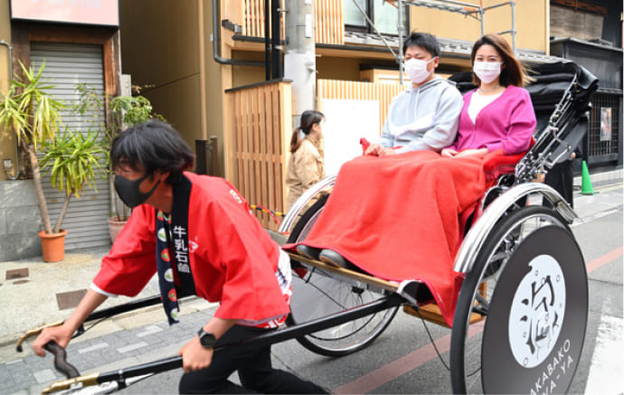 開催する街を巻き込むのが「赤箱」流のイベント。「赤箱人力車」が祇園の街を駆け抜けた