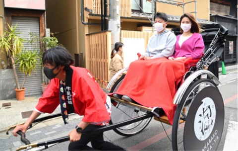 開催する街を巻き込むのが「赤箱」流のイベント。「赤箱人力車」が祇園の街を駆け抜けた