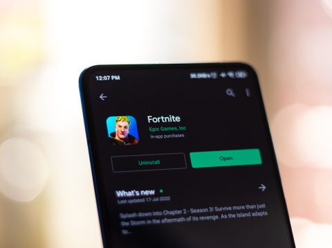 若者を中心に大きな支持を集める「Fortnite（フォートナイト）」を開発するのが、米エピックゲームズ。なぜ同社が“メタバースを最も体現する企業”と言われるのか…（画像／Shutterstock）