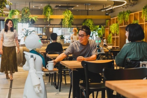 オリィ研究所が21年6月から運営しているカフェ「分身ロボットカフェDAWN ver.β」の風景。遠隔操作ロボット「OriHime（オリヒメ）」が接客しているが、操作している人は難病や重度障害で外出困難な人々で、社会復帰の支援を狙った（写真提供／オリィ研究所）