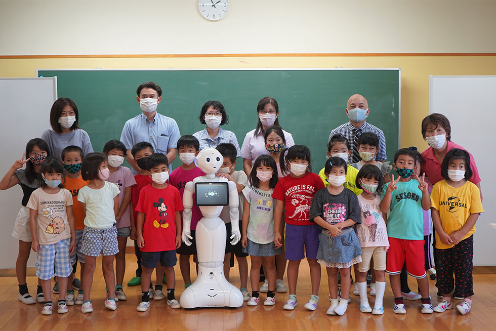 沖縄県国頭郡本部町立瀬底小学校に導入されたPepper。瀬底小学校は元部長のICT教育推進校で、今回は企業がソフトバンクロボティクスとレンタル契約する企業支援スキームを活用