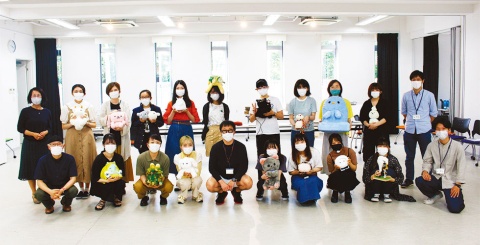 アート・デザイン表現学科では企業や自治体と共に問題解決を図る演習の授業があり、その選択肢の一つとしてロボットを製作する授業を導入した。中央前列はユカイ工学の青木俊介氏