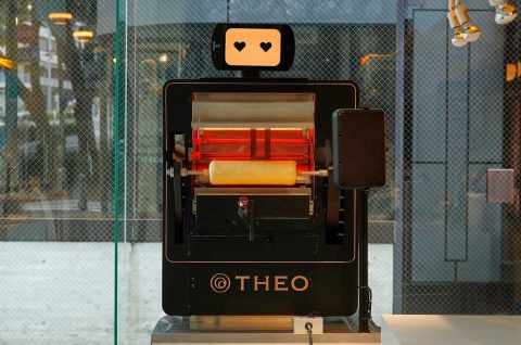 世界初、店舗で働くバウムクーヘン専用AIオーブン「THEO(テオ)」