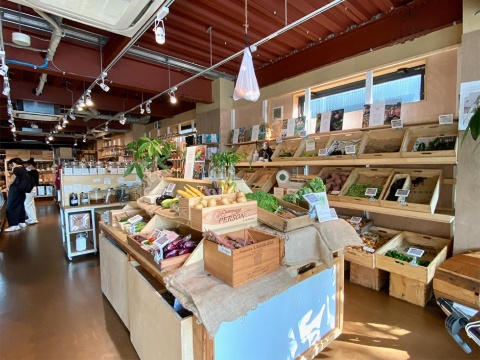京都市内にオープンした日本初のゼロ・ウェイスト・スーパー「斗々屋」の店内。個包装を一切行わず、ゴミがほとんど出ない暮らしを提唱している。写真は地元の京都府産を中心に全国から仕入れた野菜と果物が並ぶコーナー。1個から購入できる