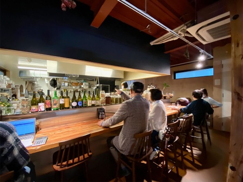店内奥にはキッチンとイートインのカウンターを用意。昼間はスーパーマーケット+カフェ、夜6時以降はオーガニックワインと日本酒、シェフの料理を楽しめるレストランとして営業