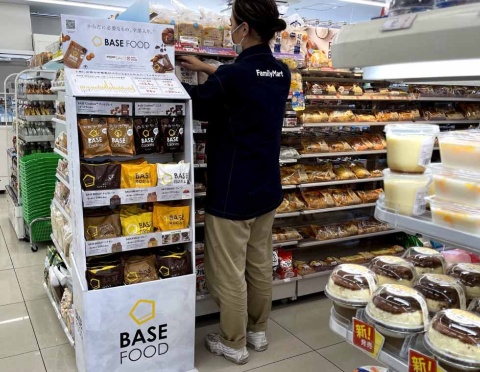 21年7月からファミリーマートの一部店舗で、パンタイプとクッキータイプを販売