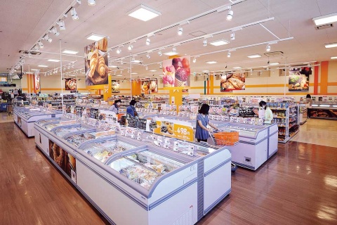 冷凍食品を1300種類前後も扱う「みんなの業務用スーパー リンクス」(リオン・ドール コーポレーション)。3店舗を相次いでオープンし、生鮮三品に加え、パンやスイーツもよく売れているという