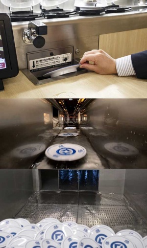 投入口に入れた皿は回転レーン下部などに設置された「水回収システム」を通じて洗い場まで運ばれる仕組み（写真提供／くら寿司）