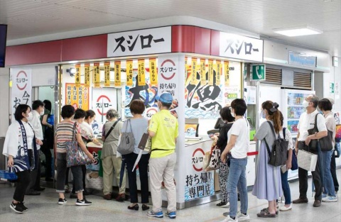 2020年9月に兵庫県にあるJR芦屋駅の改札横にオープンした「スシローJR芦屋テイクアウト店」。スシロー初となるテークアウト専門店だ（写真提供／FOOD＆LIFE COMPANIES）
