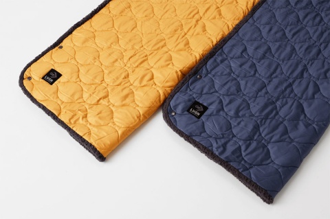 SとLサイズの2サイズ展開で、Sが6600円、Lが1万3200円(税込み、以下同)。左は「夕日に染まって輝く湖畔」をイメージしたタンジェリン、右は「澄みわたった夜空」をイメージしたスペースブルー