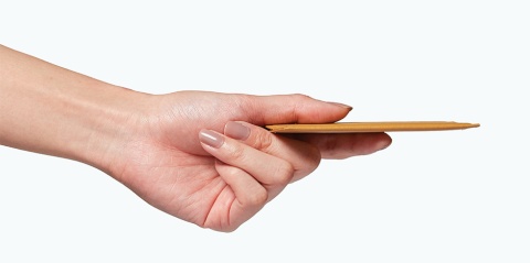 本革と比較して薄くて軽いとされるヴィーガンレザーを使用。名刺入れは未収納時3.5ミリメートルの薄さを実現した