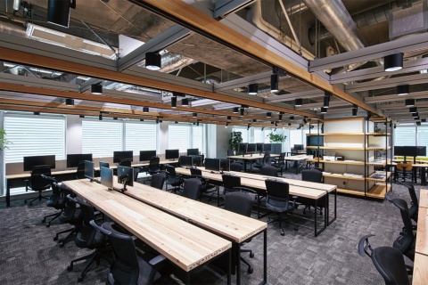 「木製中空パネル」を活用したオフィス空間の例。机の天板に使用している