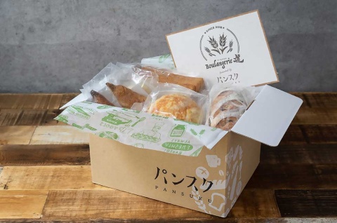 全国の提携パン店から定額でパンが届くパンスク。1回に1店舗から届き、毎回変わる。最近では、届いたパンが気に入った場合に、もう一度そのパンを購入できるサービスも開始した