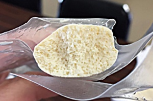 試作品の断面。サラダチキンの食感に近づかず失敗も多かった