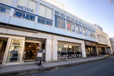 開店する9時前から地元住民が並んで待っている姿も。写真はJR逗子駅から約50秒の立地にある逗子駅前店