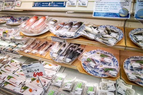 地元漁港で水揚げされた新鮮な魚が毎日並ぶ