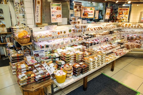 総菜や弁当類は圧巻の品ぞろえ