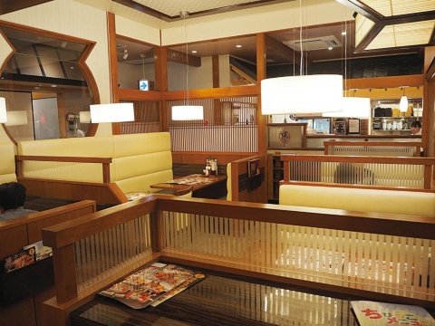 ばんどう太郎は和風の落ち着いた内装。個室を備える店舗も多い。さらに家族レストラン坂東太郎は、個室が充実するのが特徴