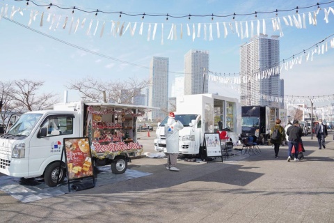 三井不動産グループは東京湾岸エリアを中心に移動販売車「MIKKE! （ミッケ）」を展開する。2021年12月16日から20日にかけて豊洲公園（東京・江東）でクリスマスイベントを行い、移動販売車が集まった（写真提供／三井不動産）