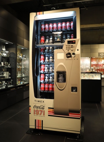 腕時計ブランド「タイメックス」とコカ・コーラのコラボレーション商品を期間限定で販売した自販機