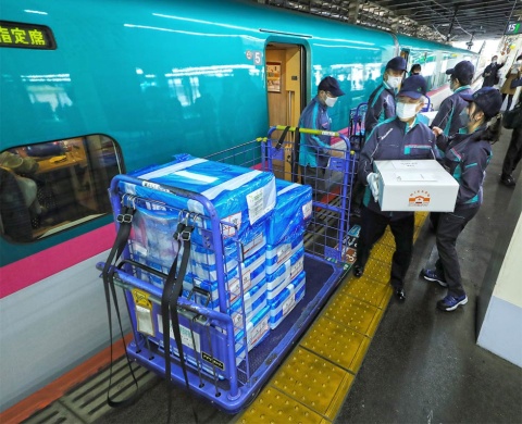 北海道から新幹線で運ばれてきた鮮魚や活魚。荷下ろしの時間を確保するため停車時間を延ばした（21年12月、JR大宮駅）