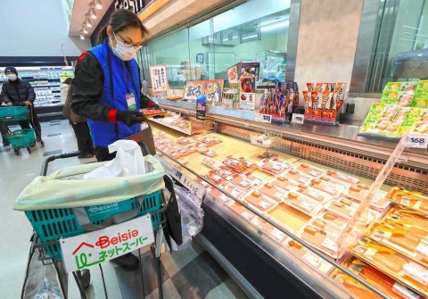 店舗でネットスーパーの注文品を選ぶスタッフ(前橋市のベイシア前橋モール店)