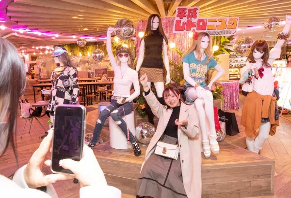 Z世代 平成レトロ ブーム 厚底 ミニスカ へそ出し なぜ好調 日経クロストレンド Z世代 平成レトロ ブーム 厚底 ミニスカ へそ出し なぜ好調 日経クロストレンド