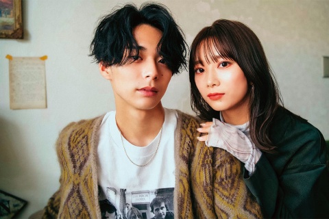 美容室「リップス」のシーズンビジュアル「A/W Collection LIPPS hair 2021」。ヘアメイクはリップスのスタイリストが担当。ヘアのスタイリングで使用したワックスは「リップスヘアー」」ブランドの「ハードアクティブワックス」。男性モデルのメイクはリップスボーイのアイテムを使用した(画像提供/LIPPS)